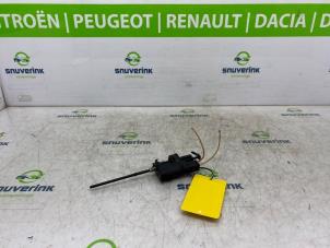 Usagé Moteur de verrouillage clapet réservoir Renault Clio III (BR/CR) 1.4 16V Prix € 40,00 Règlement à la marge proposé par Snuverink Autodemontage