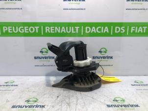 Usagé Mécanique de levage roue de secours Renault Clio III (BR/CR) 1.4 16V Prix € 45,00 Règlement à la marge proposé par Snuverink Autodemontage