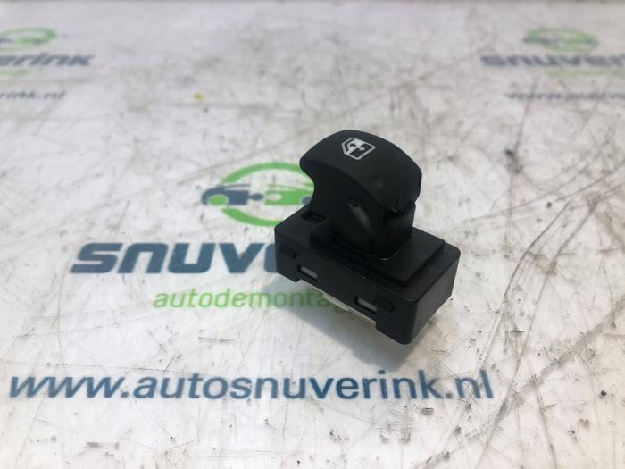 Usados Interruptor de ventanilla eléctrica Jeep Compass II (MP) 1.4 Multi Air2 16V 4x4 Precio € 38,70 IVA incluido ofrecido por Snuverink Autodemontage