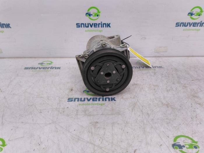 Air conditioning pump from a Nissan NV 200 (M20M) 1.5 dCi 90 2016