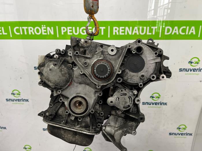 Engine crankcase from a Renault Master III (FD/HD) 2.5 dCi 120 FAP 2008
