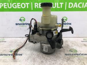 Used Power steering pump Renault Express 1.5 dCi 75 Price on request offered by Snuverink Autodemontage