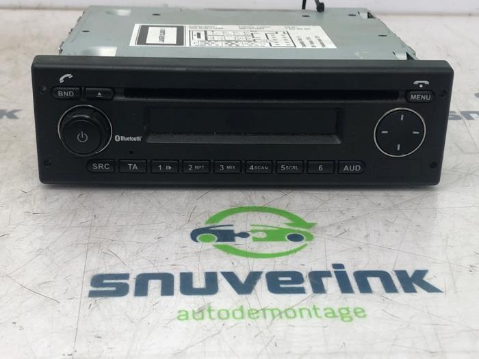 Używane Radio Iveco New Daily VI 35C17, 35S17, 40C17, 50C17, 65C17, 70C17 Cena € 169,39 Z VAT oferowane przez Snuverink Autodemontage