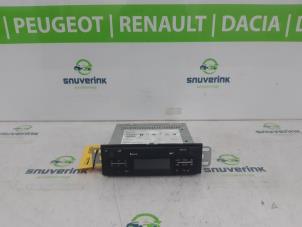 Używane Radio Renault Express 1.5 dCi 75 Cena na żądanie oferowane przez Snuverink Autodemontage