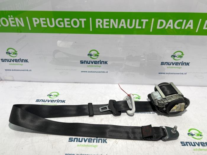 Front seatbelt, right from a Peugeot 2008 (CU) 1.2 12V e-THP PureTech 110 2016