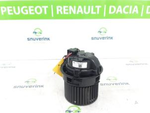 Used Heating and ventilation fan motor Renault Arkana (RJLL) 1.6 E-Tech 145 16V Price € 180,00 Margin scheme offered by Snuverink Autodemontage