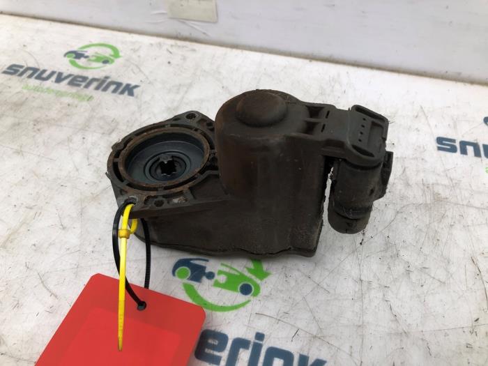 Parking brake motor from a Citroën C4 Picasso (3D/3E) 1.6 e-HDi 115 2013