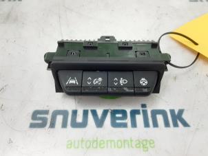 Usagé Commutateur Renault Arkana (RJLL) 1.6 E-Tech 145 16V Prix sur demande proposé par Snuverink Autodemontage