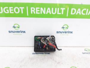 Usagé Porte fusible Renault Arkana (RJLL) 1.6 E-Tech 145 16V Prix € 175,00 Règlement à la marge proposé par Snuverink Autodemontage