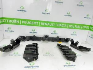 Usados Soporte de parachoques media detrás Renault Arkana (RJLL) 1.6 E-Tech 145 16V Precio € 40,00 Norma de margen ofrecido por Snuverink Autodemontage