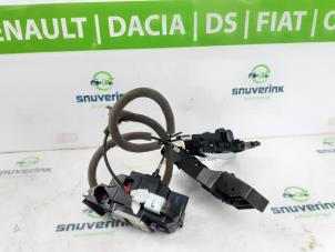 Używane Mechanizm blokady drzwi prawych tylnych wersja 4-drzwiowa Renault Kadjar (RFEH) 1.3 TCE 140 FAP 16V Cena € 65,00 Procedura marży oferowane przez Snuverink Autodemontage