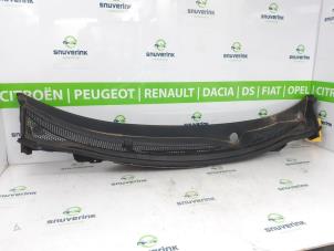 Used Cowl top grille Renault Kadjar (RFEH) 1.3 TCE 140 FAP 16V Price € 70,00 Margin scheme offered by Snuverink Autodemontage