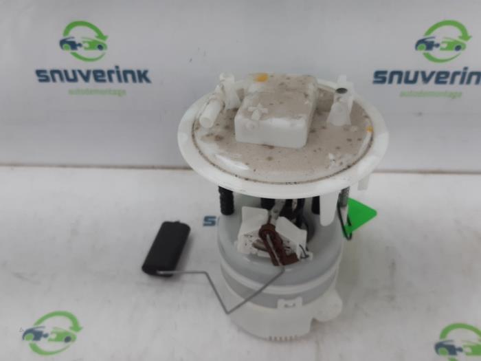 Electric fuel pump from a Opel Corsa F (UB/UH/UP) 1.2 12V 75 2021