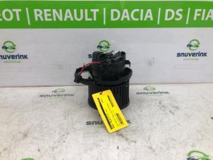 Używane Silnik wentylatora nagrzewnicy Renault Kadjar (RFEH) 1.3 TCE 140 FAP 16V Cena € 65,00 Procedura marży oferowane przez Snuverink Autodemontage