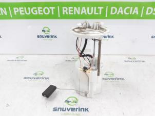 Używane Elektryczna pompa paliwa Renault Kadjar (RFEH) 1.3 TCE 140 FAP 16V Cena € 60,00 Procedura marży oferowane przez Snuverink Autodemontage