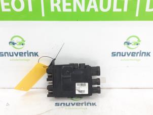 Używane Skrzynka bezpieczników Renault Trafic (1FL/2FL/3FL/4FL) 1.6 dCi 90 Cena € 90,75 Z VAT oferowane przez Snuverink Autodemontage