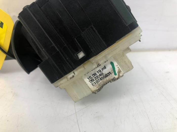 Wiper switch from a Renault Trafic (1FL/2FL/3FL/4FL) 2.0 dCi 16V 120 2019