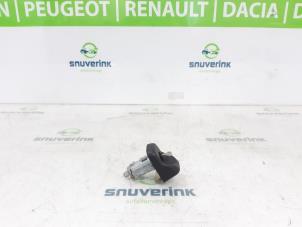 Używane Wkladka zamka drzwiowego lewa Renault Trafic (1FL/2FL/3FL/4FL) 1.6 dCi 90 Cena na żądanie oferowane przez Snuverink Autodemontage