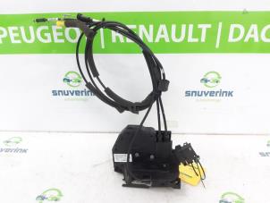 Used Sliding door lock mechanism, right Renault Trafic (1FL/2FL/3FL/4FL) 1.6 dCi 90 Price € 108,90 Inclusive VAT offered by Snuverink Autodemontage