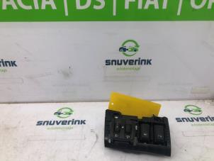 Used AIH headlight switch Renault Trafic (1FL/2FL/3FL/4FL) 2.0 dCi 16V 120 Price € 36,30 Inclusive VAT offered by Snuverink Autodemontage