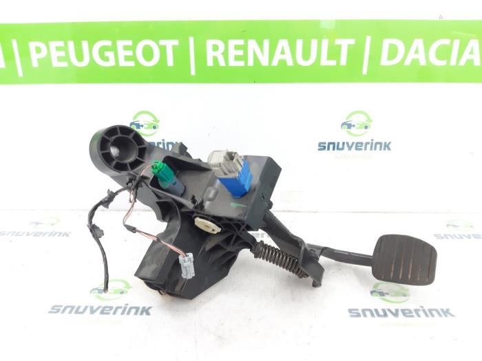 Clutch pedal from a Renault Trafic (1FL/2FL/3FL/4FL) 1.6 dCi 90 2016