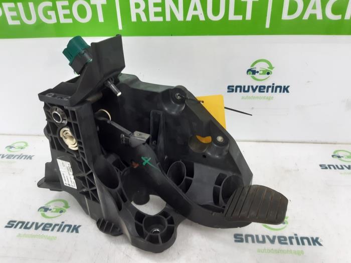 Używane Pedal hamulca Renault Trafic (1FL/2FL/3FL/4FL) 1.6 dCi 90 Cena € 77,14 Z VAT oferowane przez Snuverink Autodemontage