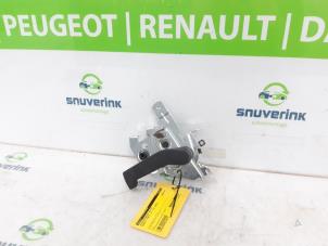 Używane Uchwyt drzwi przesuwnych prawych Renault Trafic (1FL/2FL/3FL/4FL) 1.6 dCi 90 Cena € 42,35 Z VAT oferowane przez Snuverink Autodemontage
