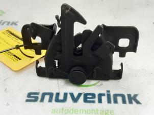 Used Bonnet lock mechanism Renault Trafic (1FL/2FL/3FL/4FL) 1.6 dCi 90 Price on request offered by Snuverink Autodemontage