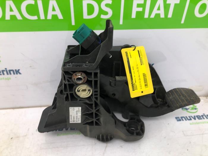 Używane Pedal hamulca Renault Trafic (1FL/2FL/3FL/4FL) 2.0 dCi 16V 120 Cena € 77,14 Z VAT oferowane przez Snuverink Autodemontage