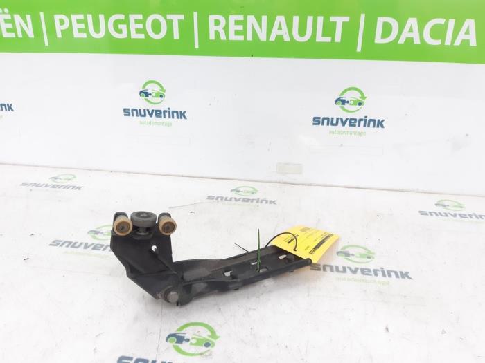Sliding door roller, right from a Renault Trafic (1FL/2FL/3FL/4FL) 1.6 dCi 90 2016