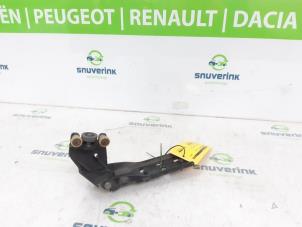 Gebrauchte Schiebetürrolle rechts Renault Trafic (1FL/2FL/3FL/4FL) 1.6 dCi 90 Preis auf Anfrage angeboten von Snuverink Autodemontage