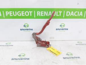 Usagé Charnière de capot Renault Arkana (RJLL) 1.6 E-Tech 145 16V Prix € 55,00 Règlement à la marge proposé par Snuverink Autodemontage