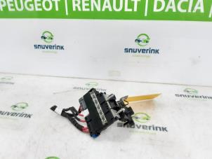 Używane Skrzynka bezpieczników Renault Arkana (RJLL) 1.6 E-Tech 145 16V Cena na żądanie oferowane przez Snuverink Autodemontage