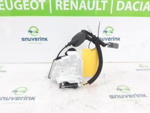 Usagé Serrure arrière gauche Renault Arkana (RJLL) 1.6 E-Tech 145 16V Prix sur demande proposé par Snuverink Autodemontage