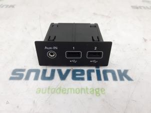 Gebrauchte AUX / USB-Anschluss Renault Arkana (RJLL) 1.6 E-Tech 145 16V Preis € 30,00 Margenregelung angeboten von Snuverink Autodemontage