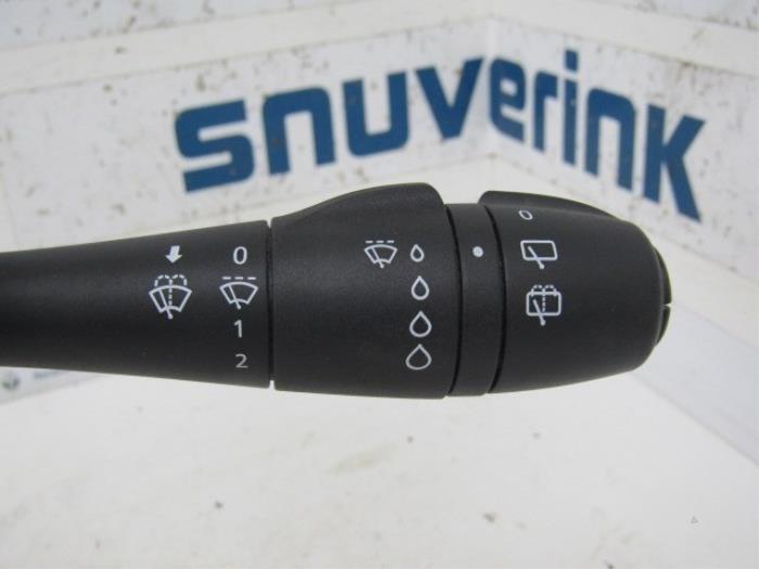 Interruptor de limpiaparabrisas de un Renault Clio IV Estate/Grandtour (7R) 1.5 Energy dCi 90 FAP 2015