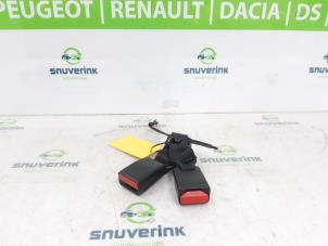 Używane Wtyk pasa bezpieczenstwa prawy tyl Renault Clio IV Estate/Grandtour (7R) 1.5 Energy dCi 90 FAP Cena € 30,00 Procedura marży oferowane przez Snuverink Autodemontage