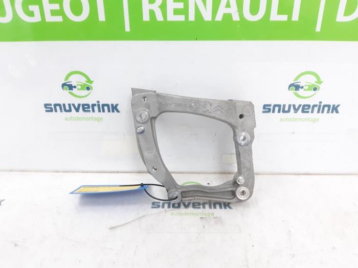 Usagé Support dynamo haut Peugeot 208 II (UB/UH/UP) e-208 50 kWh Prix € 31,50 Règlement à la marge proposé par Snuverink Autodemontage