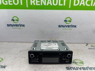 Używane Radio Renault Twingo II (CN) 1.2 16V Cena € 175,00 Procedura marży oferowane przez Snuverink Autodemontage