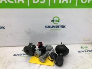 Usagé Kit serrure Renault Twingo II (CN) 1.2 16V Prix sur demande proposé par Snuverink Autodemontage
