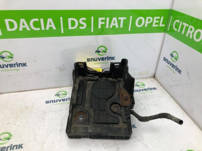 Begagnade Batterilåda Renault Twingo II (CN) 1.2 16V Pris € 26,77 Marginaltabell erbjuds av Snuverink Autodemontage