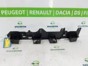 Usagé Support pare-chocs arrière centre Peugeot 208 II (UB/UH/UP) e-208 Prix € 40,00 Règlement à la marge proposé par Snuverink Autodemontage