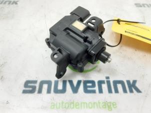 Gebrauchte Tankklappe Verriegelungsmotor Renault Captur II (RJB) 1.6 E-Tech 160 Preis auf Anfrage angeboten von Snuverink Autodemontage