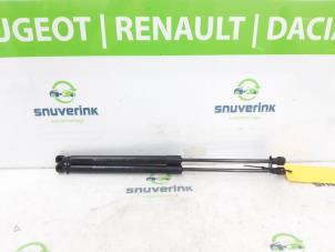 Usagé Kit amortisseur gaz hayon Renault Captur II (RJB) 1.6 E-Tech 160 Prix sur demande proposé par Snuverink Autodemontage
