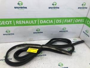 Usagé Joint caoutchouc hayon Renault Trafic (1FL/2FL/3FL/4FL) 1.6 dCi 90 Prix sur demande proposé par Snuverink Autodemontage