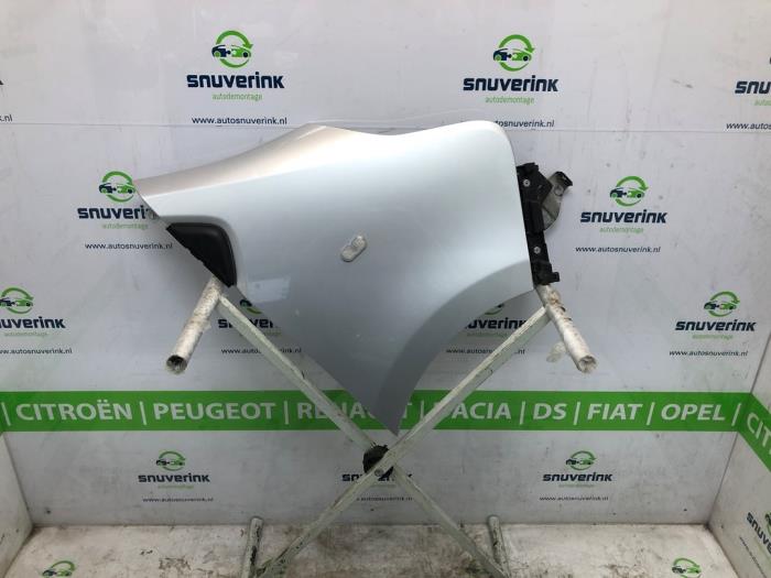 Front wing, right from a Renault Trafic (1FL/2FL/3FL/4FL) 1.6 dCi 90 2016