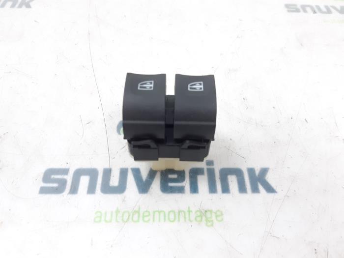 Usados Interruptor de ventanilla eléctrica Renault Zoé (AG) R90 Precio € 36,30 IVA incluido ofrecido por Snuverink Autodemontage