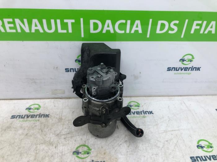 Power steering pump from a Peugeot Expert (VA/VB/VE/VF/VY) 2.0 Blue HDi 120 16V 2017