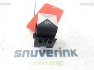 Usados Interruptor de freno de mano DS Automobiles DS 7 1.6 16V E-Tense 225 Precio € 36,30 IVA incluido ofrecido por Snuverink Autodemontage
