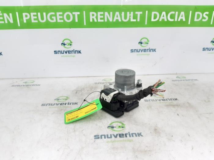 Usagé Pompe ABS Opel Combo Cargo 1.5 CDTI 130 Prix € 304,92 Prix TTC proposé par Snuverink Autodemontage